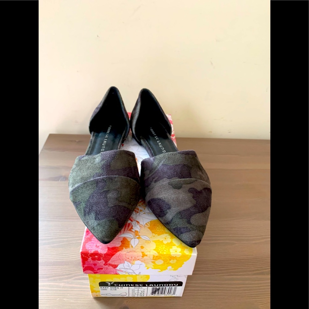 Chinese Laundry Easy Does It
Suede fabric camo /olive slip on shoe 7us NWB